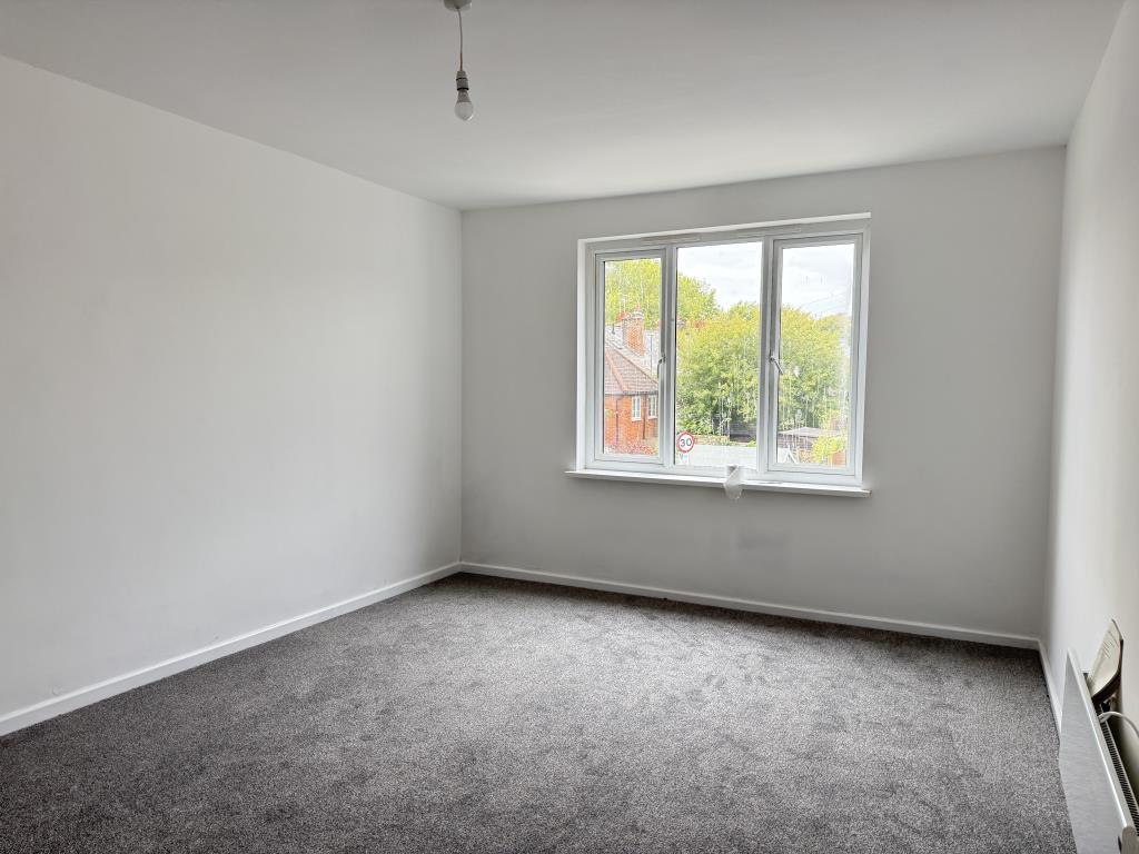 Lot: 58 - FREEHOLD TAKEAWAY UNIT WITH TWO-BEDROOM LIVING ACCOMMODATION - Living room of flat above